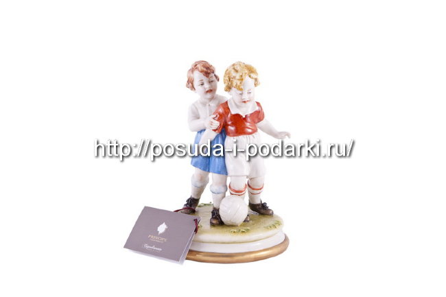 Статуэтка фарфоровая Юные футболисты 14*21h см