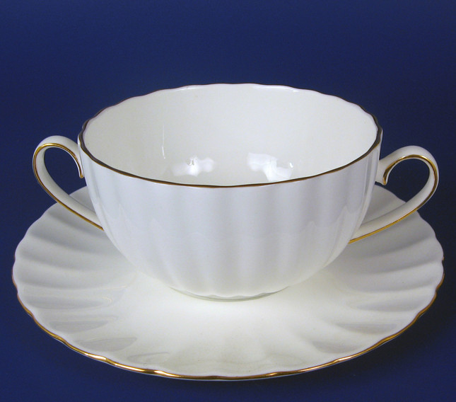 Бульонная чашка с блюдцем Магнолия белая (золотая лента) 370 мл 