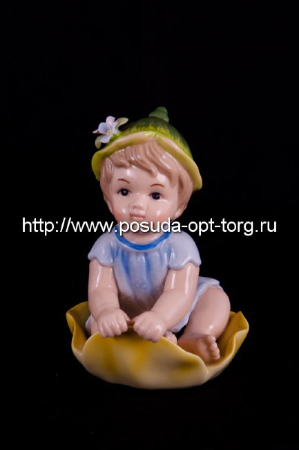 Статуэтка фарфоровая. Статуэтка Малыш на желтом листочке в салатовой шляпке l-7,5, h-10 см
