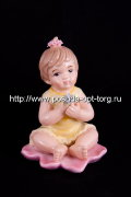 Статуэтка фарфоровая. Статуэтка Малышка на розовом листочке в желтом l-7,5, h-10 см