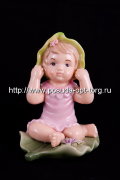 Статуэтка фарфоровая. Статуэтка Малышка на салатовом листочке в розовом l-7,5, h-10 см