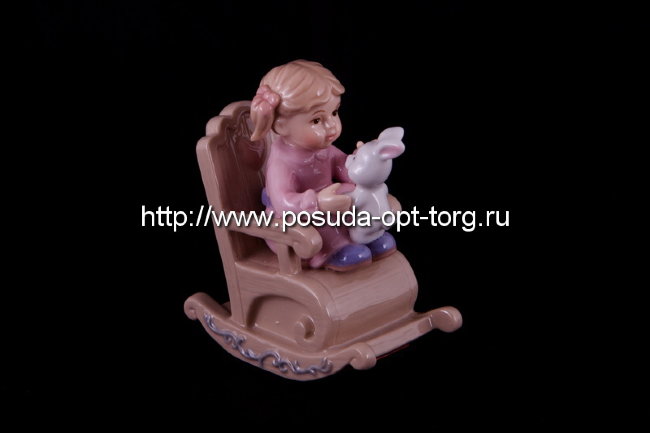 Статуэтка фарфоровая. Статуэта Девочка в кресле качалке с зайчиком l-8, h-10 см
