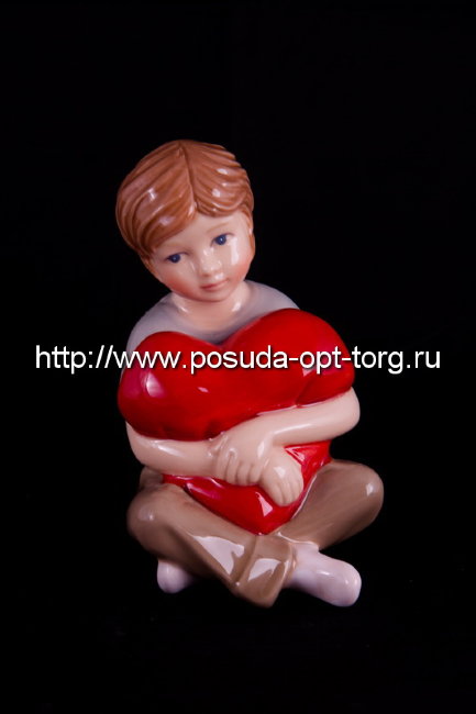 Статуэтка фарфоровая. Статуэтка Мальчик сидящий с сердечком l-9, h-11 см