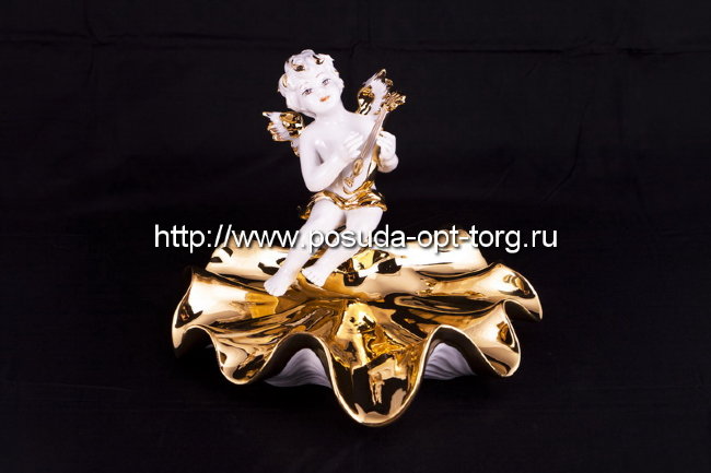Статуэтка фарфоровая. Амур с мандалиной на раковине 15 см