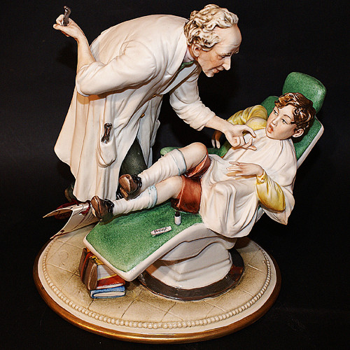 Статуэтка фарфоровая Врач дантист 20*23h см